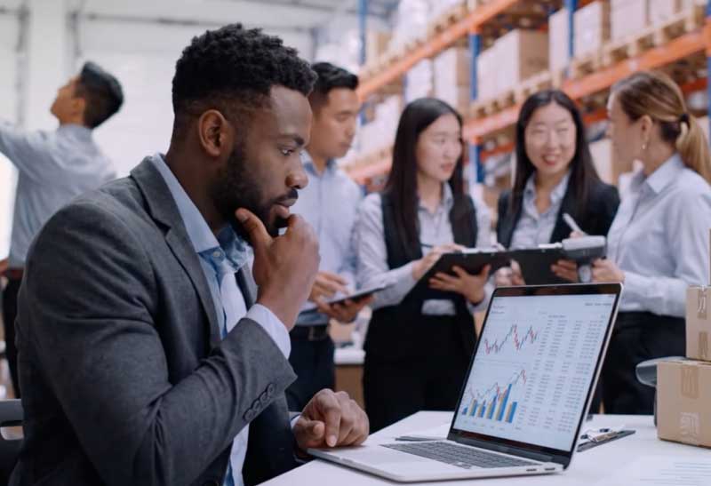 tercerizar comercio exterior vs equipo interno